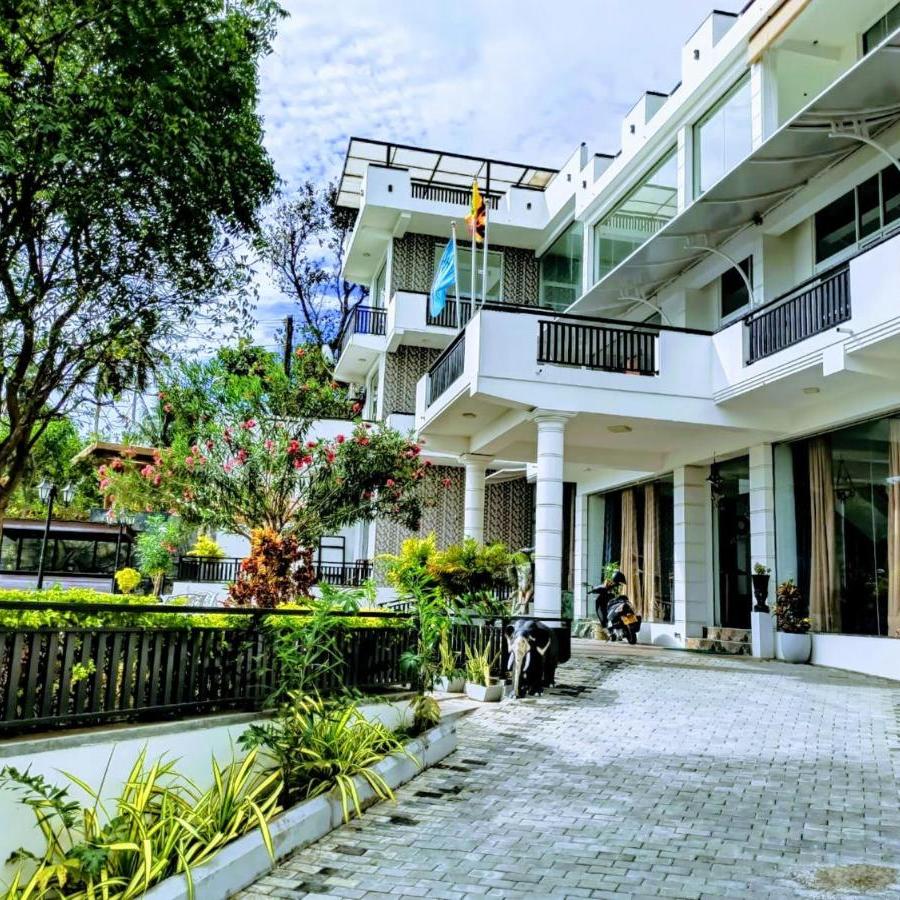 Queens Beach Hotel